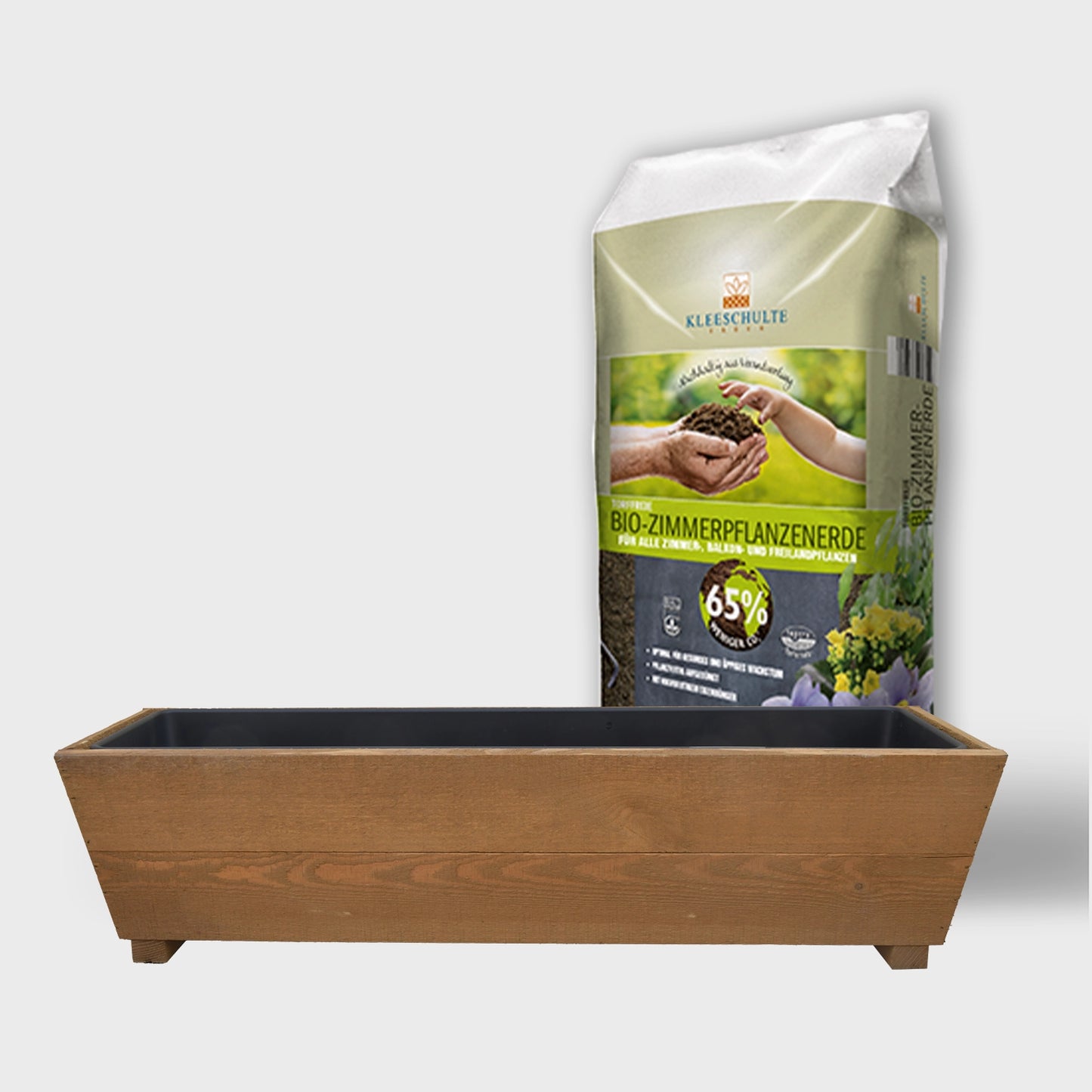 Balkonkasten aus Holz mit Erde