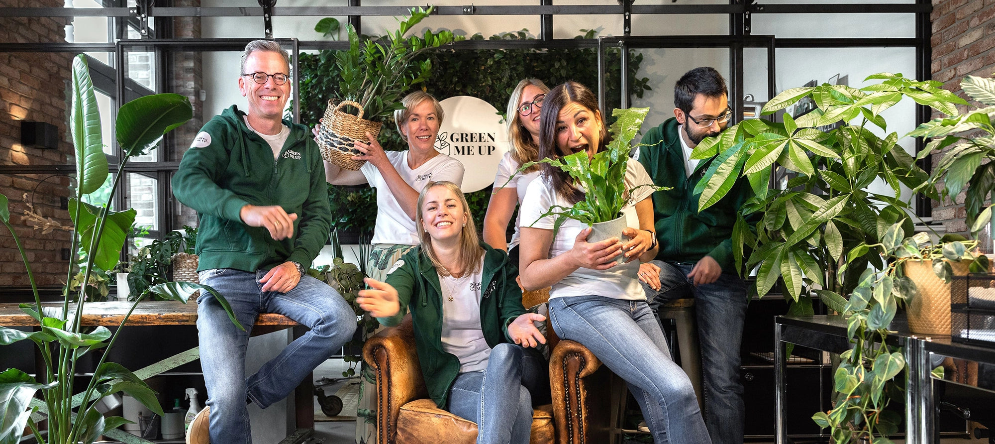 Green Me Up Team in der Scheune, Pflanzenexperten