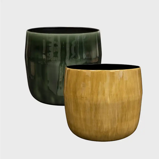 moderne Keramiktöpfe in gelb und dunkelgrün