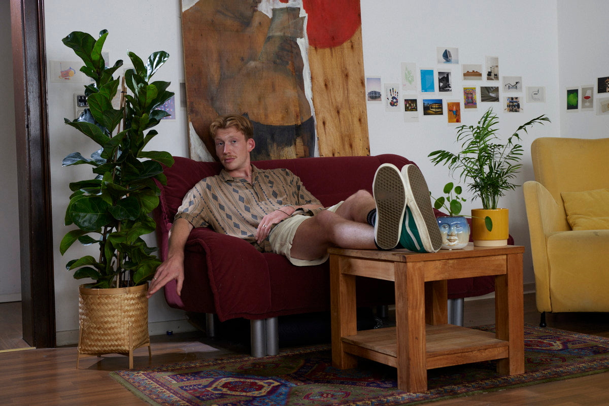 Kunde mit Pflanzen auf Couch - Jasper