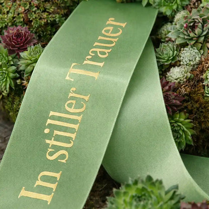 Sukkulentenkranz mit grüner Trauerschleife zur Beerdigung