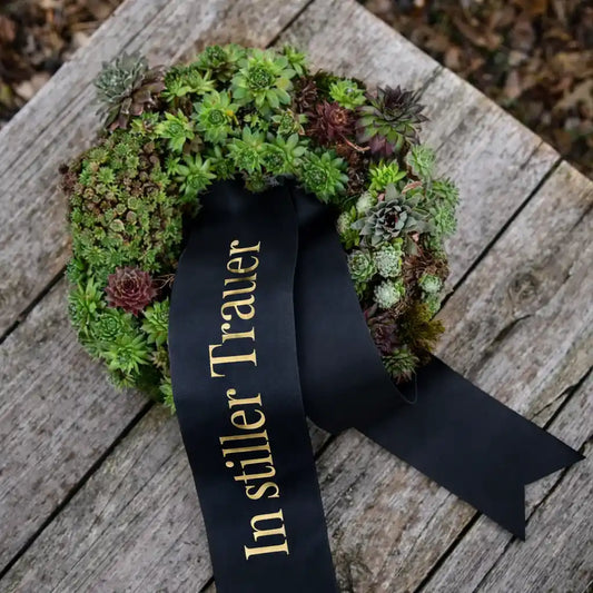 kleiner Trauerkranz mit Sukkuelenten und schwarzer Schleife