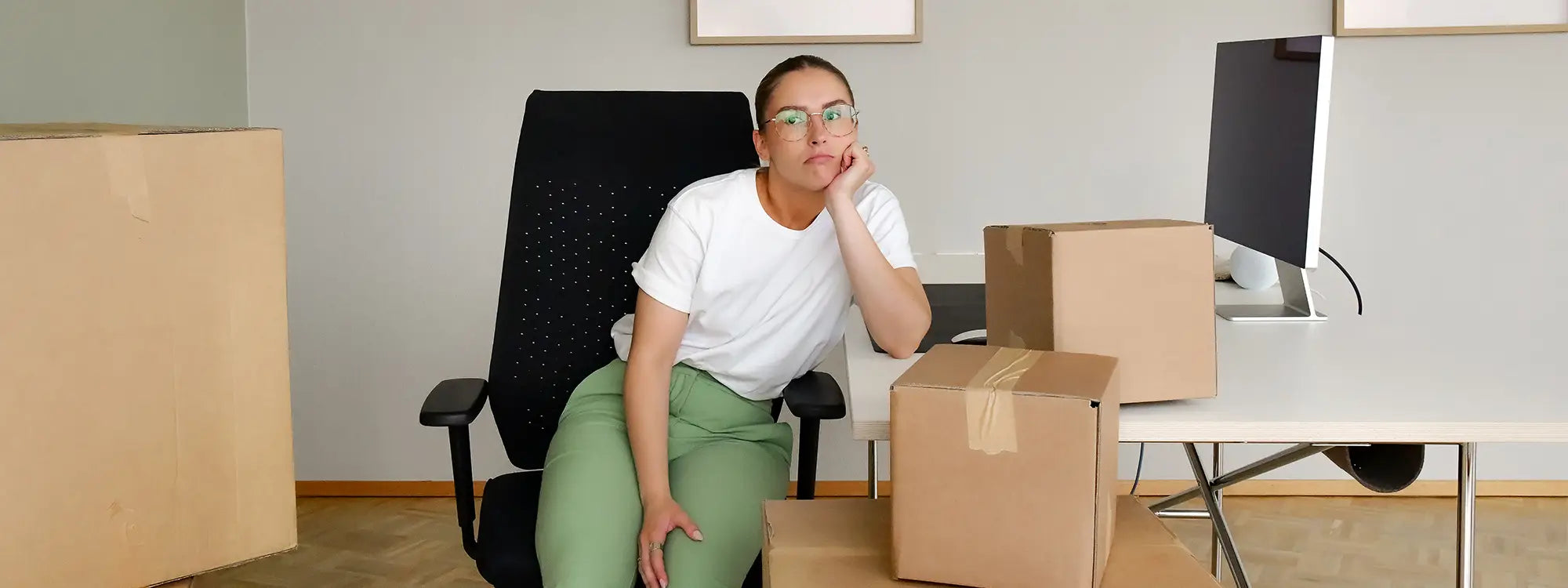 Umzug ins neue Büro, Karton, wachsendes Unternhemen, Einrichten